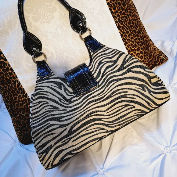 LINEAR ZEBRA SHOULDER BAG - Picture 4 of 13